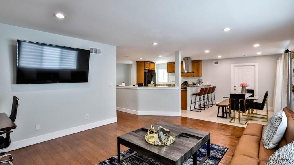 H&H Modern Lux 4Bd 1 King Suite 3 Queen Socal Disney Westminster Εξωτερικό φωτογραφία
